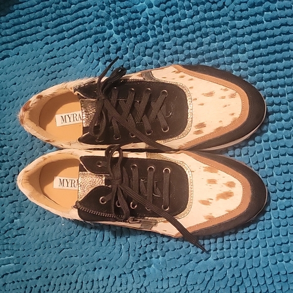 Upscale sneakers, MYRA, sz 9, worn for an hour, side zipper - Picture 2 of 3